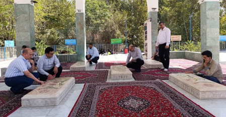 غبارروبی و عطرافشانی مزار مطهر شهدا در هفته دفاع مقدس